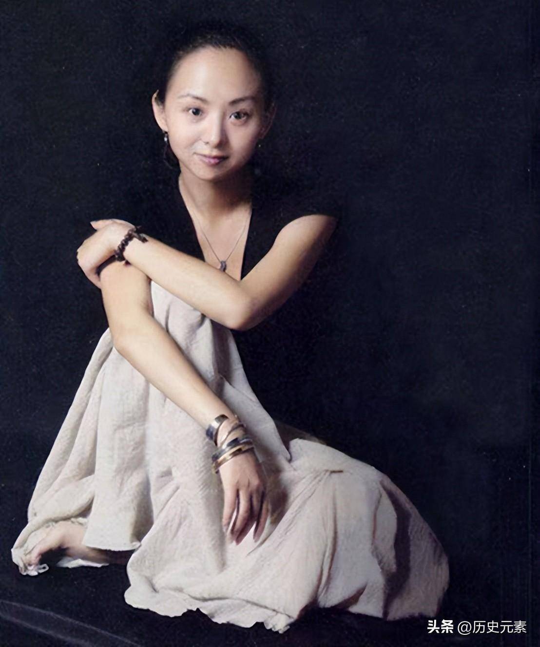 是一位被誉为"孔雀仙子"的年轻聋哑姑娘—邰丽华