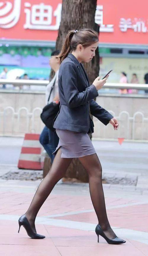 街拍:美女脚上搭配一双高跟鞋,美美的秀出大长腿_血色_姑娘_前卫