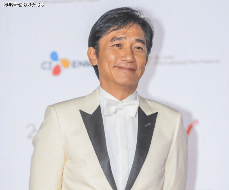 梁朝伟出席釜山电影节,两鬓斑白皱纹布满全脸,网友直呼:老了_刘嘉玲