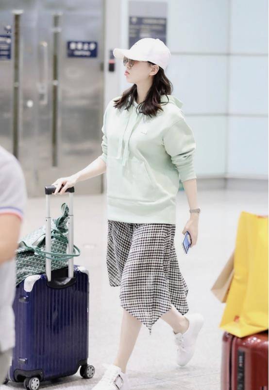 刘诗诗真是"扮美"达人,穿薄荷绿卫衣美似"学生妹",好减龄_造型_绿色