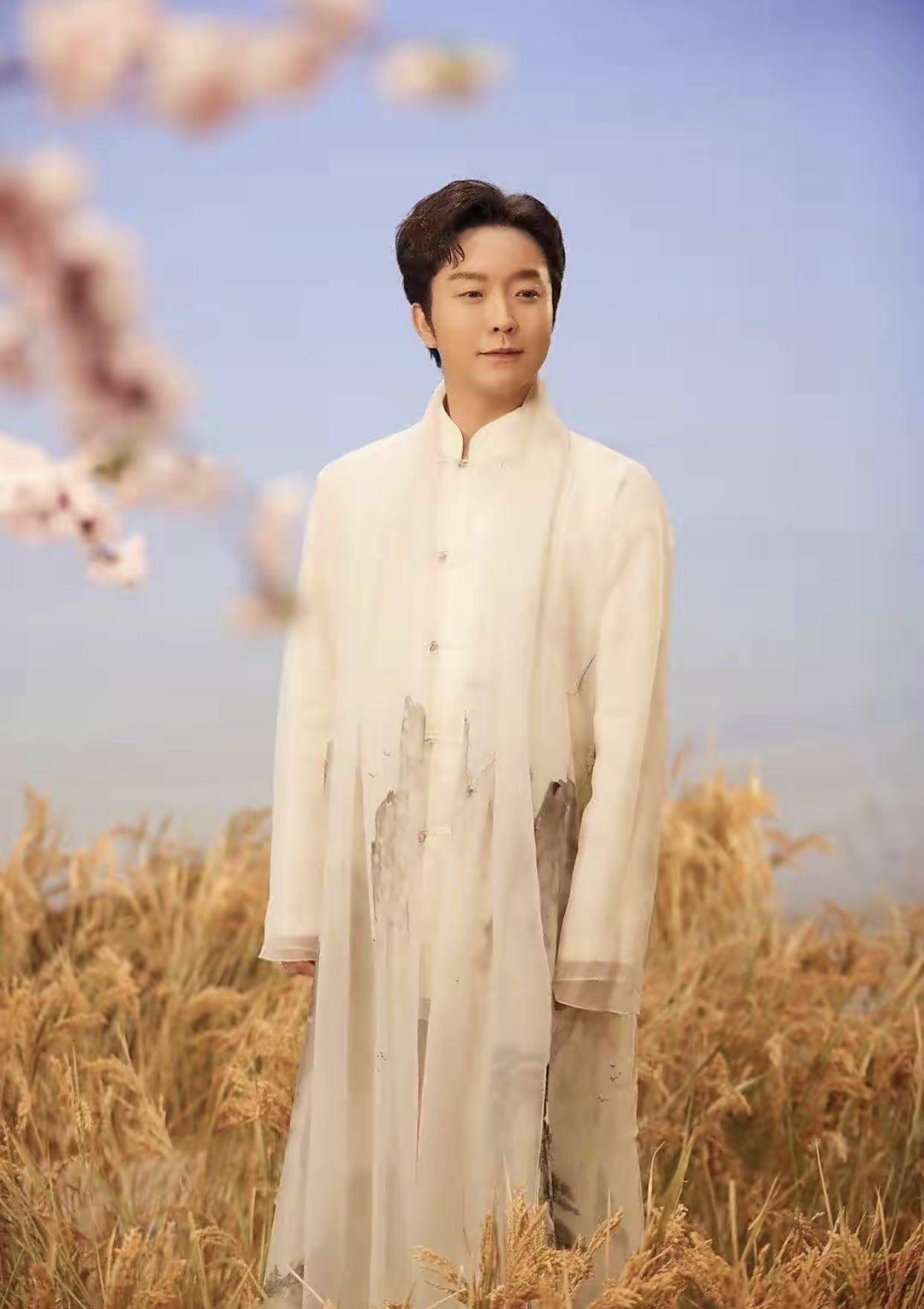 44岁李玉刚参加黄帝祭典!靠拐杖走路身体堪忧,体力不足不停喘气?