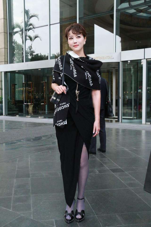 周海媚出席活动,粉底厚重盖不住眼纹,这才是53岁真实的状态!