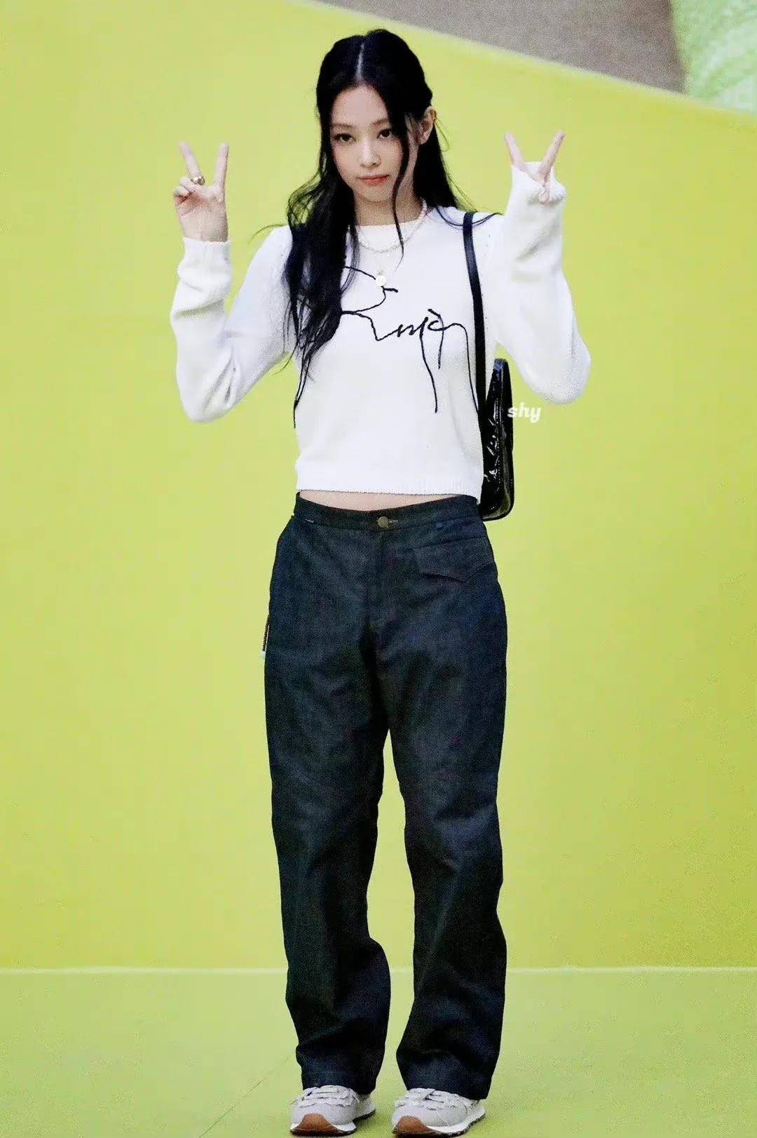 金智妮好可爱,身穿针织衫配牛仔裤青春活力,背着书包像学生_时尚_白色