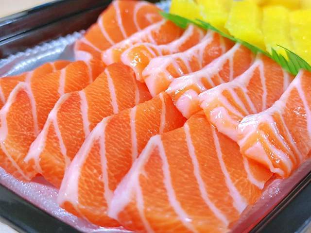 三文鱼和虹鳟鱼肉能1眼分辨吗?_鲑鱼_脂肪_大西洋