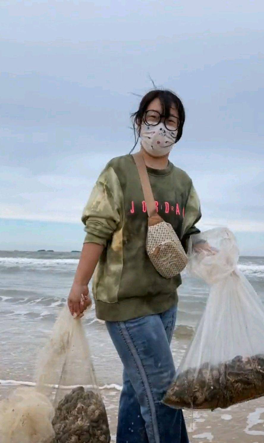 烟台女子从海滩捡30斤虾回家，女子驱车三小时连夜捞海肠，10万元
