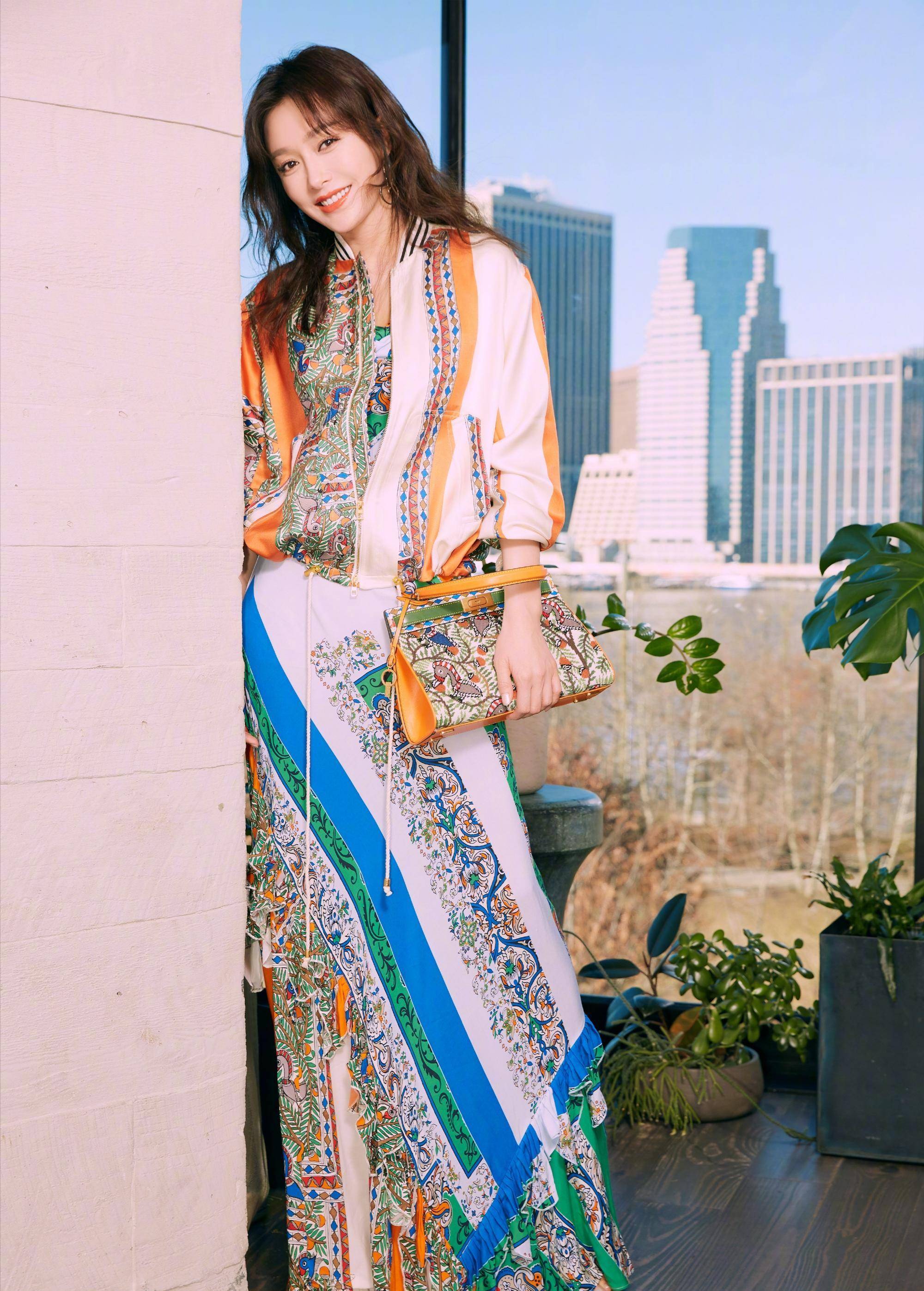 41岁秦岚真会穿,穿清新牛仔装清新减龄,优雅气质依然很美_look_红色