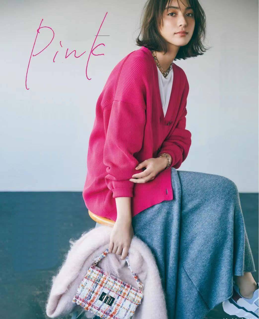 穿着时,内搭白色形成隔离和反衬,下配高级灰色半身裙或者阔腿裤都相宜