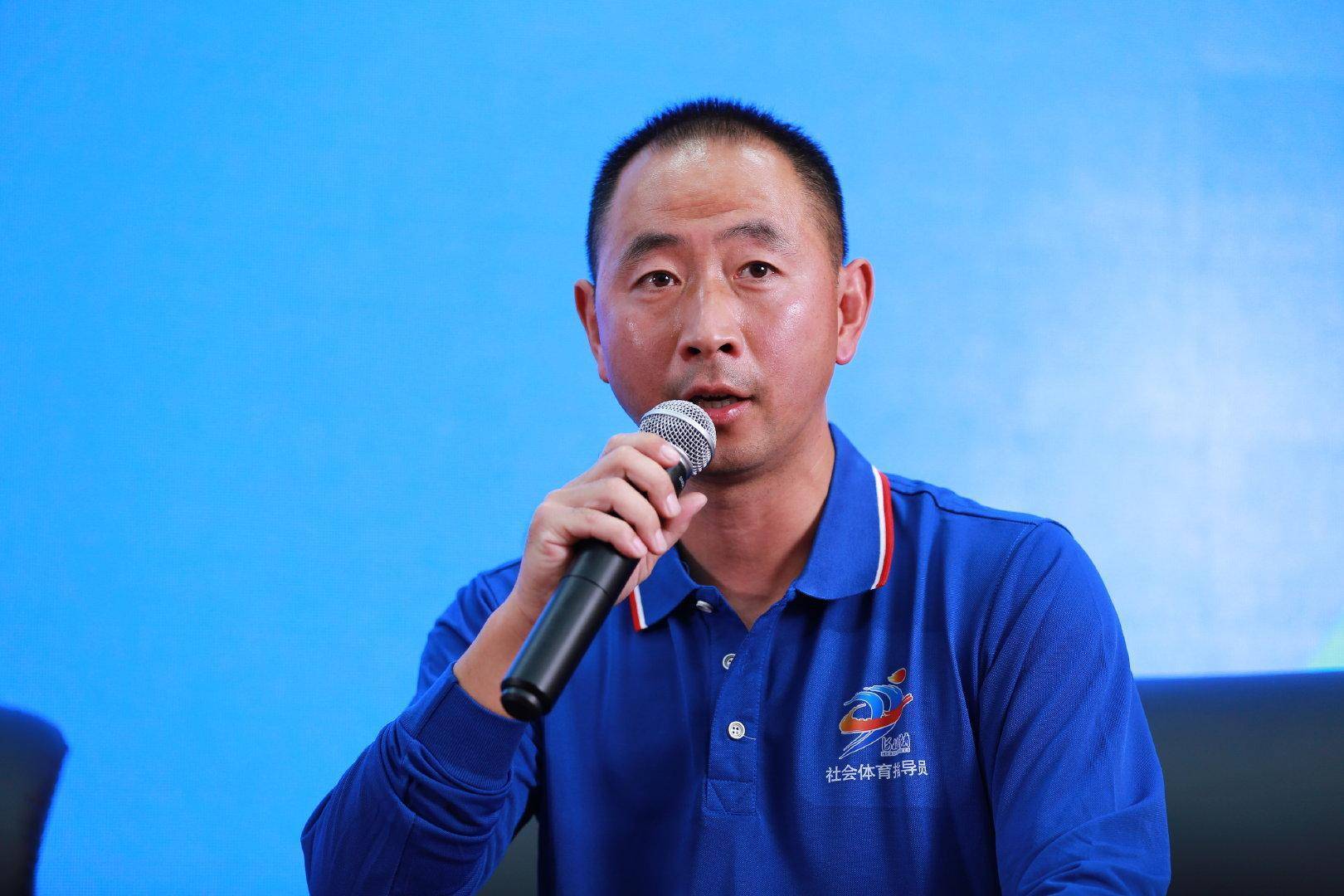 河北正定中学东校区体育组组长,橄榄球一级教练员赵胜勇与冠军互动