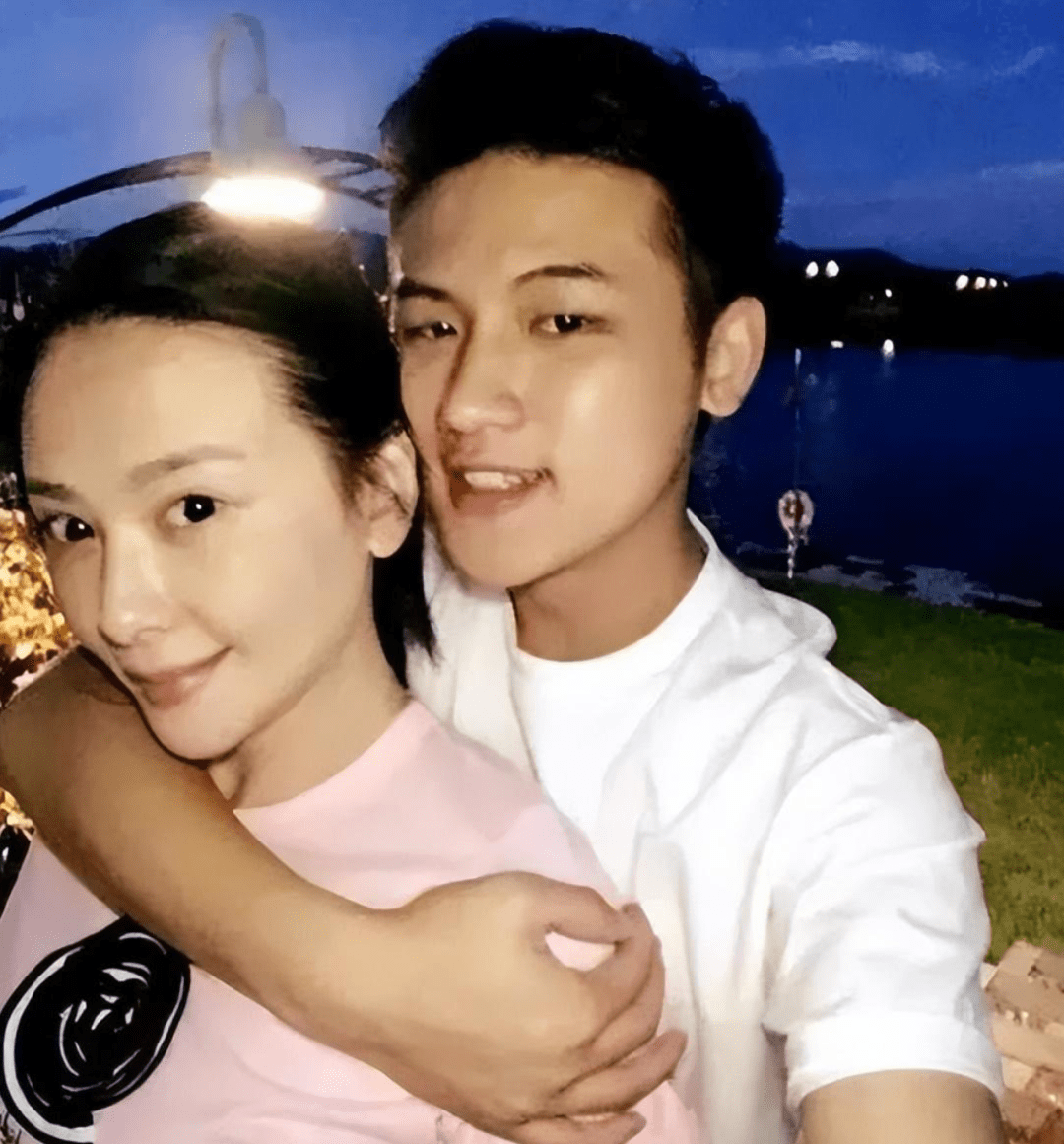 《第一次》mv女主萧淑慎被曝肠癌晚期,小15岁司机丈夫不离不弃_梁轩安