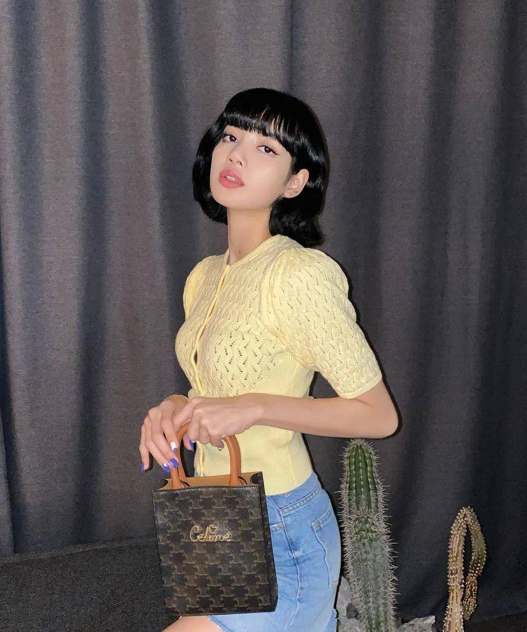 怀旧发型搭配泡泡袖针织衫,这是老上海策划上的画报女郎吧?