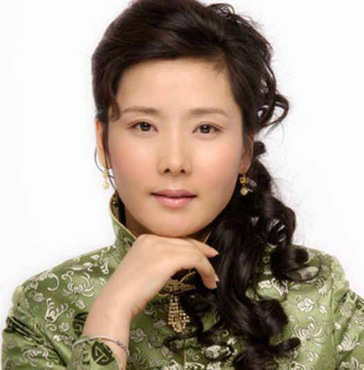 何赛飞近照曝光,事业有成,夫妻和睦,却因一事遗憾终生_妹妹_父亲_关系