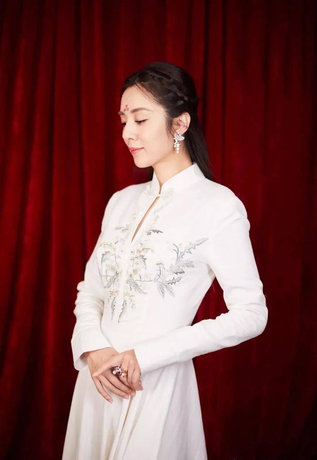 王晓晨的气质真好!身穿白色一字肩礼服,彰显凹凸身材高调秀美腿