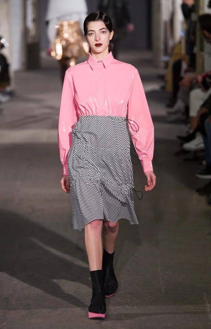 秋日穿灰色,搭配粉色最温柔,又靓又时髦_驼色_质感_显得