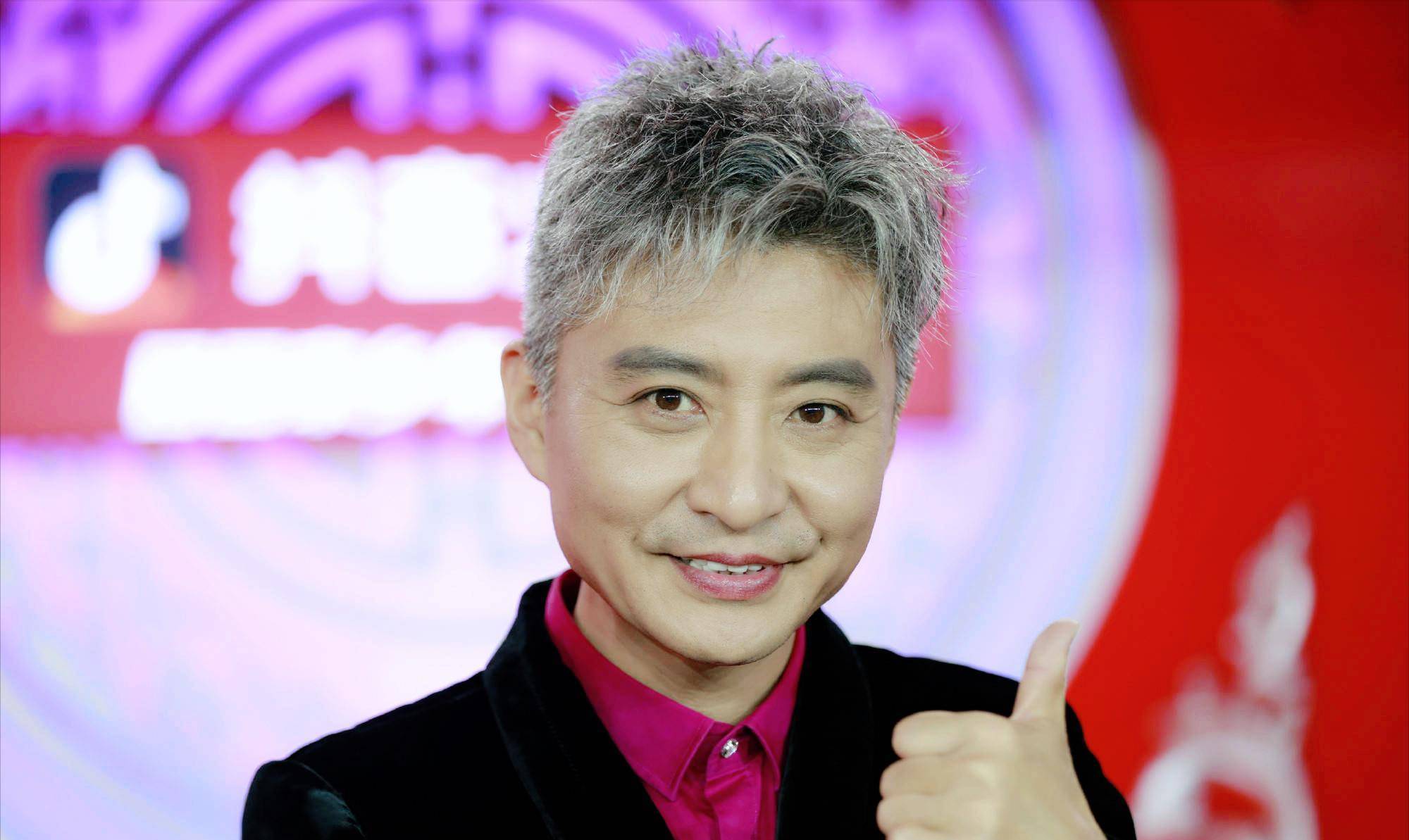 首届《喜剧幽默节》节目单上,主持人一栏赫然写着周炜的名字.