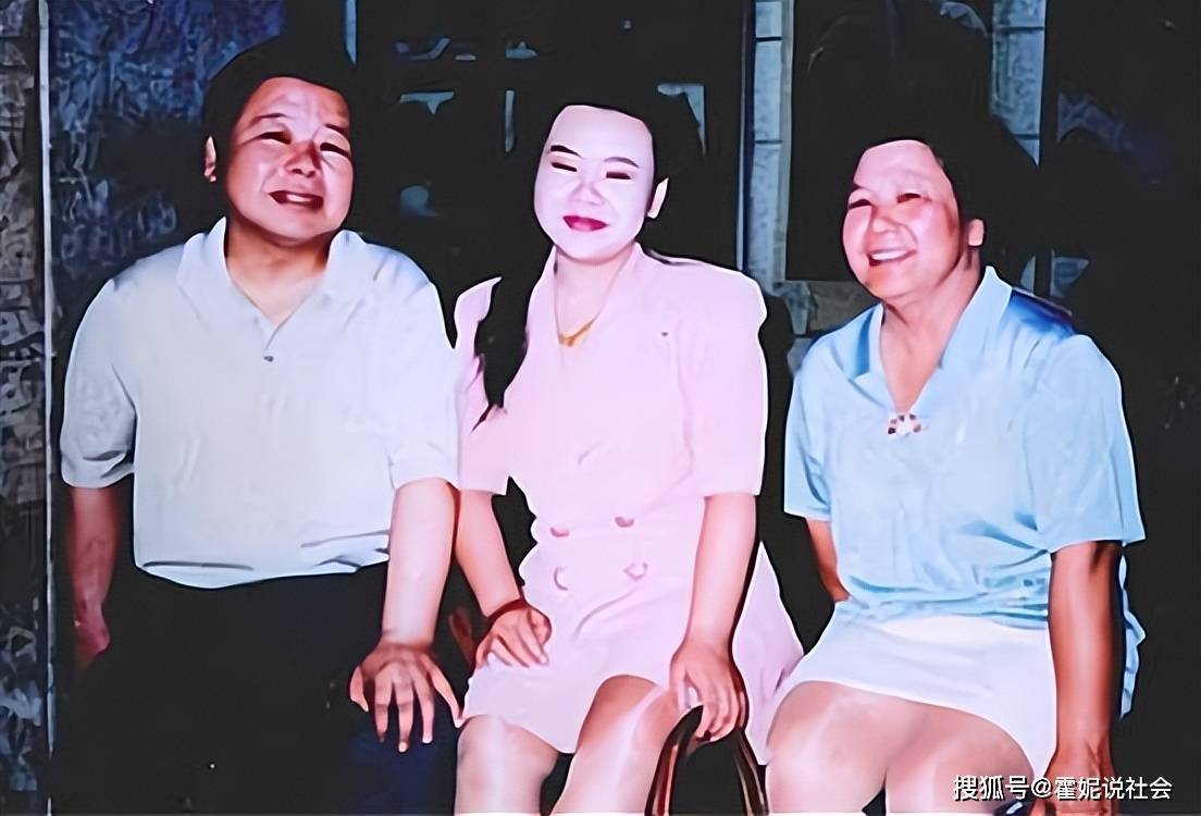 他和妻子生有一个女儿,名叫秦虹,嫁给了一名叫做王涛的男人.