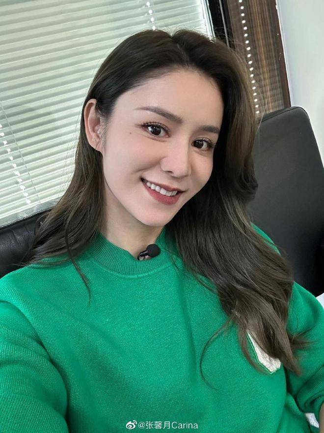 林峯老婆张馨月晒国庆出游照 与公婆合影笑容满满_照片_女儿_红领巾