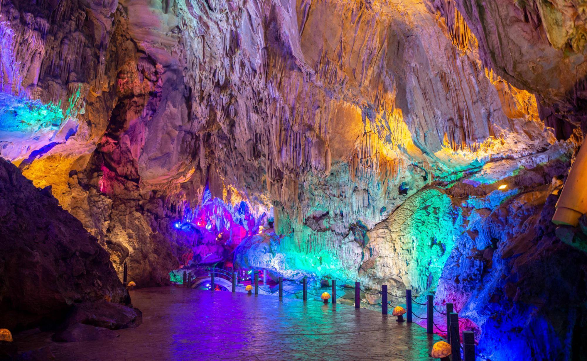 5千米,恍若走进了另外一个世界_钟乳石_旅游_灯光