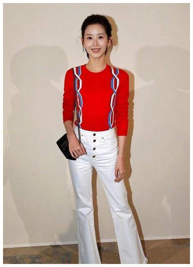 富商老婆章泽天终于时髦了,红色毛衣配喇叭裤,波波头扎发超减龄