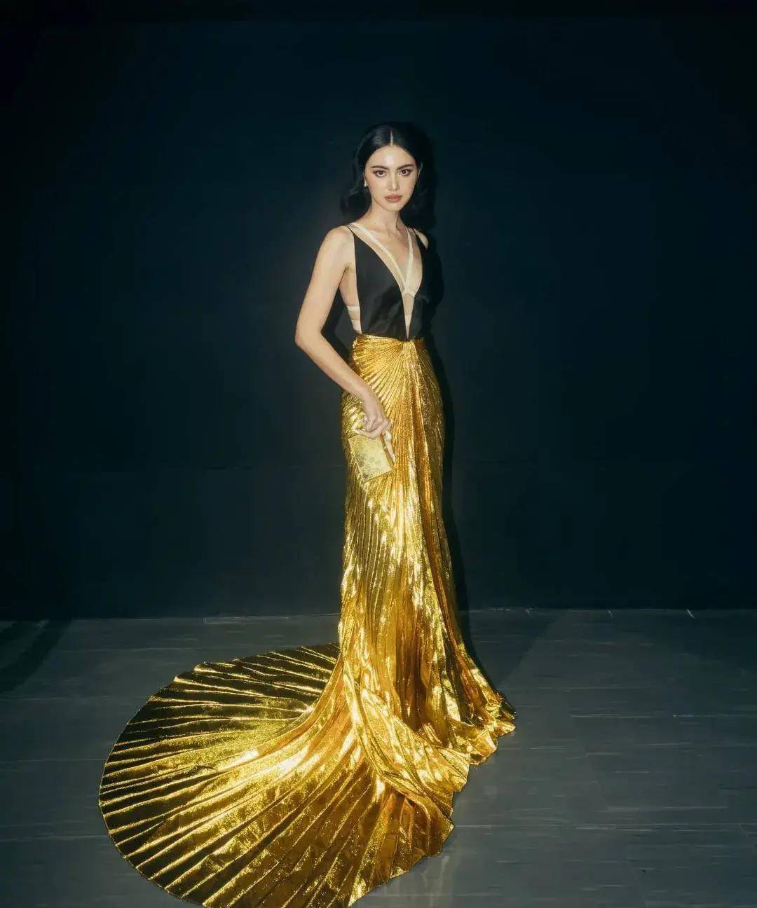 它就默默出现在了另一位国外女明星身上,mai davikah