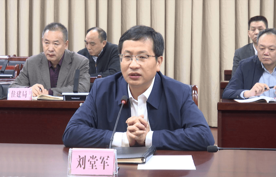 红安县委书记刘堂军出席座谈会,县委常委,副县长杨俊以及李国彬,秦