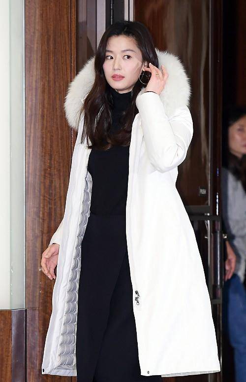 全智贤真的很美,穿的多臃肿都不显胖,气质也不像中年人_羽绒服_外套