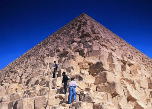 为什么埃及金字塔不能攀爬？不听劝阻爬上去的游客，后来如何了？