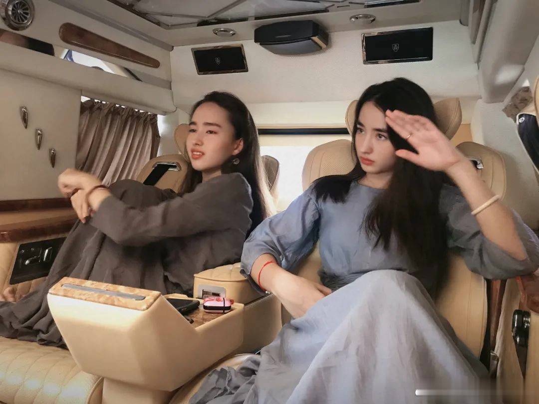 从小,父母对李宛妲和李林妲的教育就比较开放.