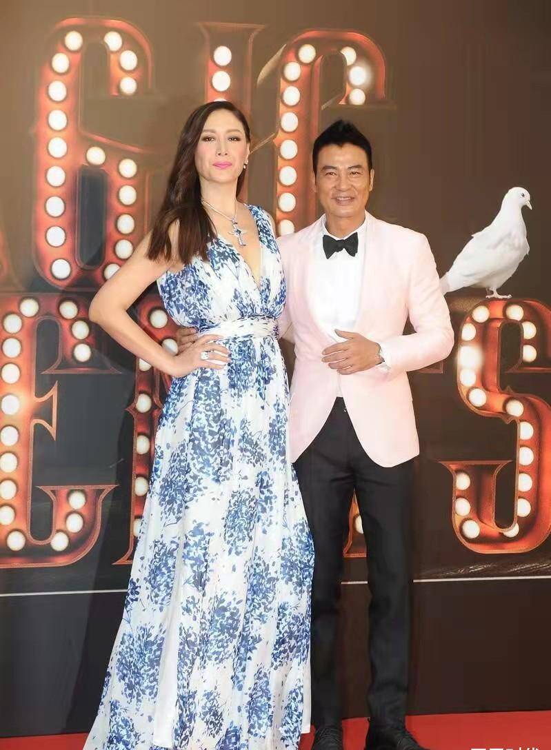 任达华老婆琦琦身材真好,穿深v印花裙时尚高级,不愧是超模出身_设计