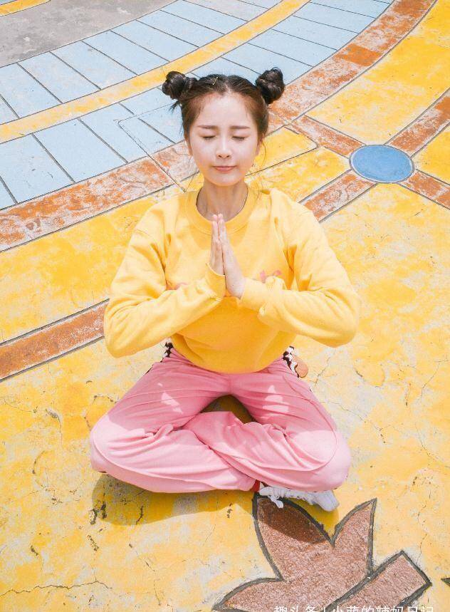 虞书欣夏日写真曝光,扎哪吒头扮元气少女,娃娃脸惹人爱_时尚_裙装