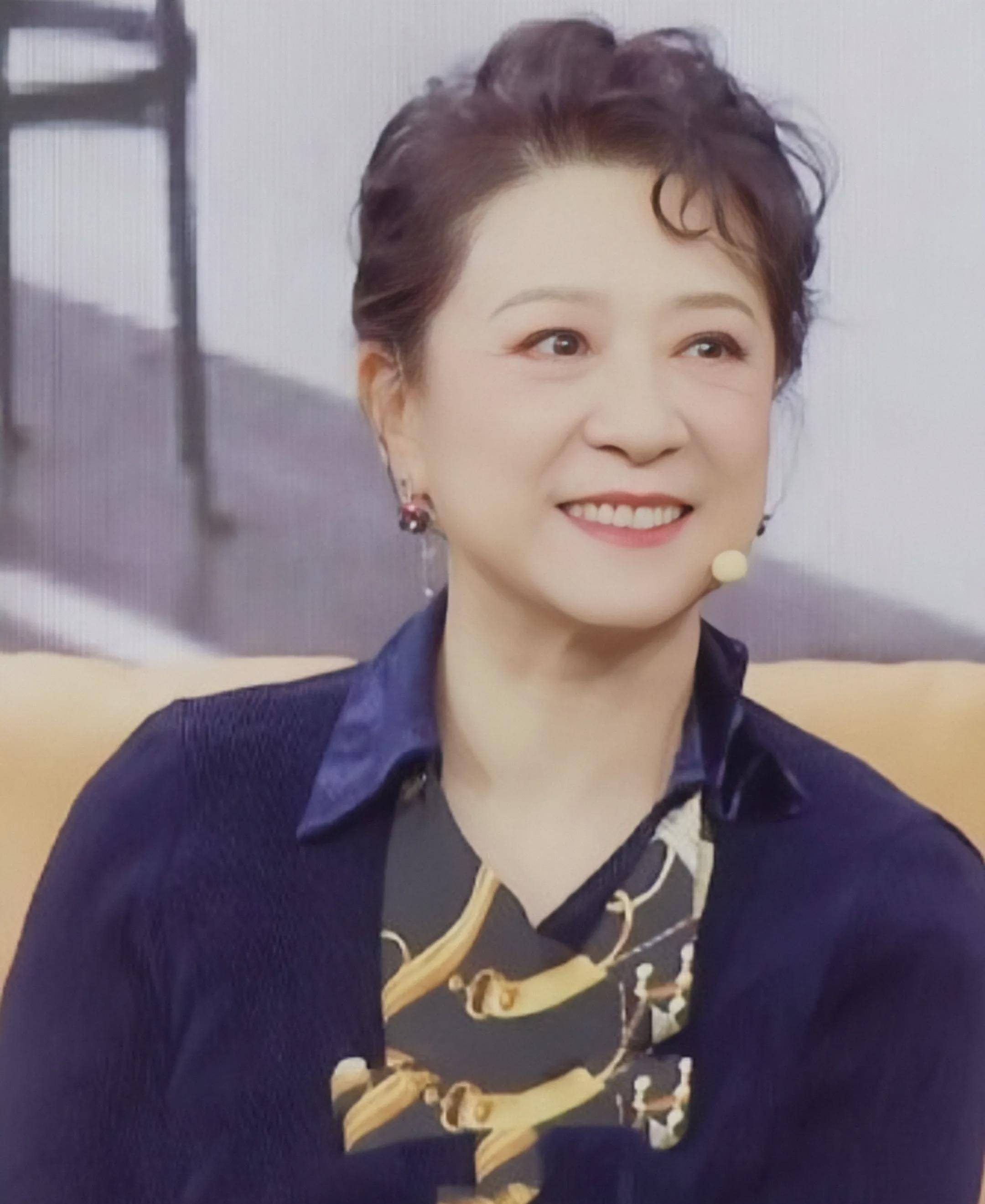 王馥荔很自然的漂亮,72岁化淡妆气质优雅,比普通老人看着舒服!