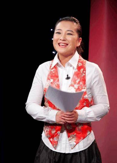 贾玲正式亮相舞台是在2010年,27岁的她头扎马尾辫,作为女相声演员,一