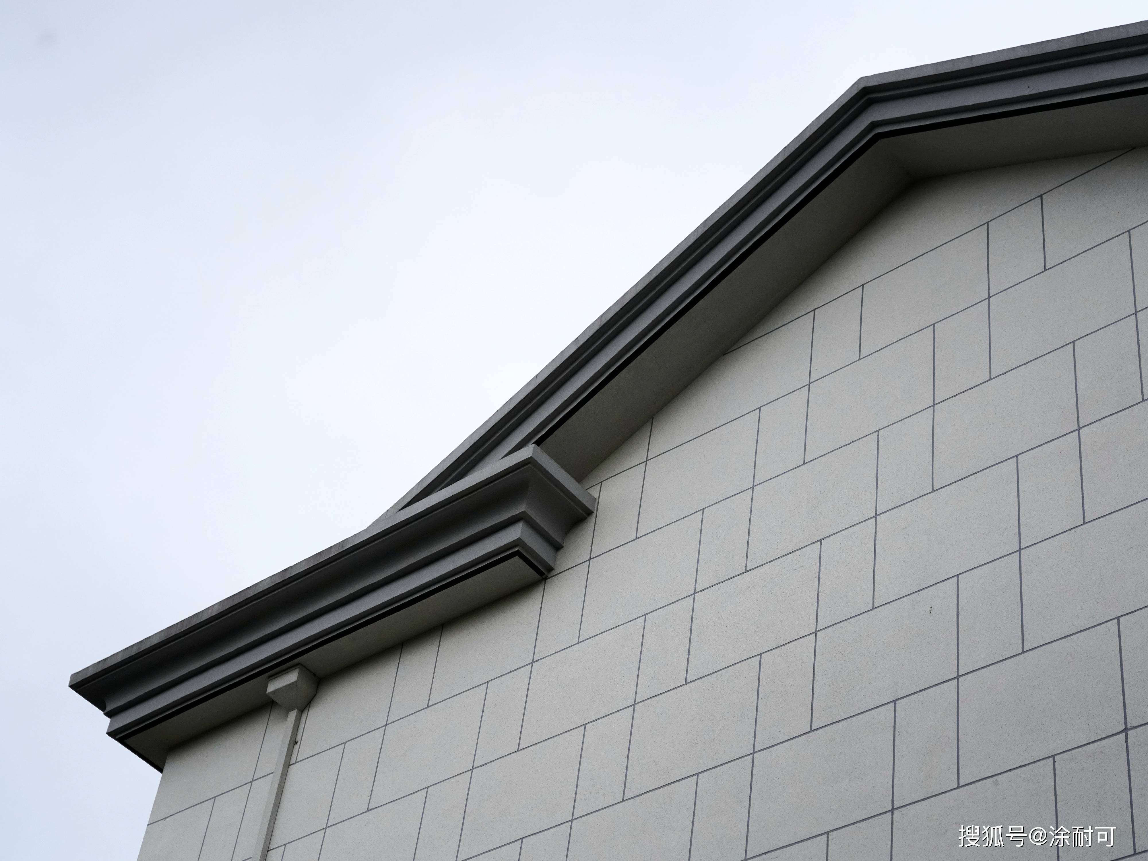 现代又传统的涂耐可晶彩石外立面,模糊了农村自建房与乡村别墅的边界.