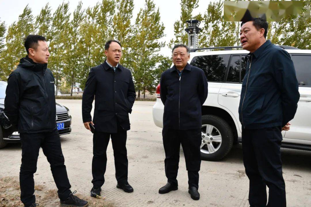 在第五管理区,第六管理区水稻收获和秋整地现场,蒋长春了解了水稻拾禾