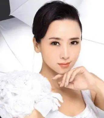 51岁的翁虹年过半百皮肤状态依旧紧致细腻，坚持吃燕窝长达十年_维生素_运动_人体