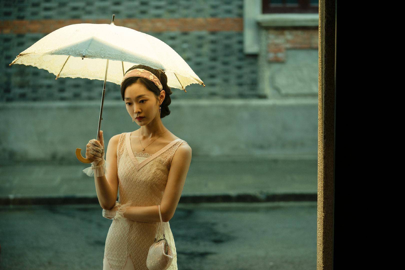 宋轶旗袍造型真是绝绝子,青绿色波点开叉长裙,民国风十足_白色_美感