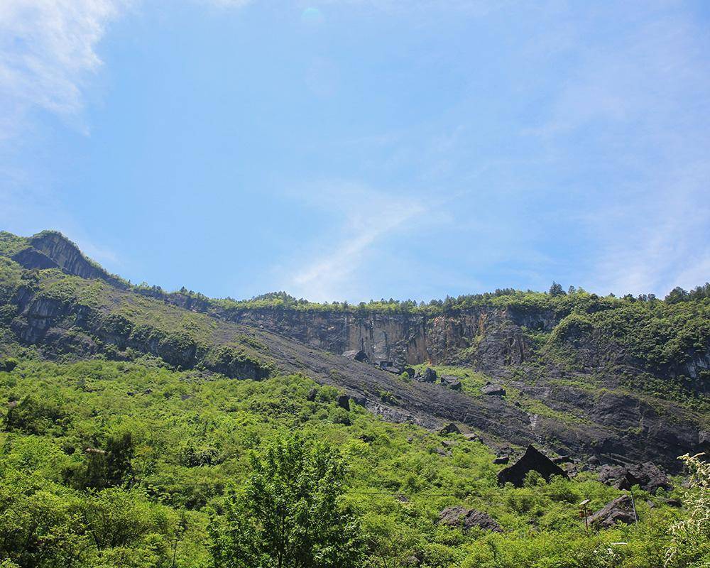 重庆武隆鸡尾山地质公园,4000多万方巨石倾泻而下
