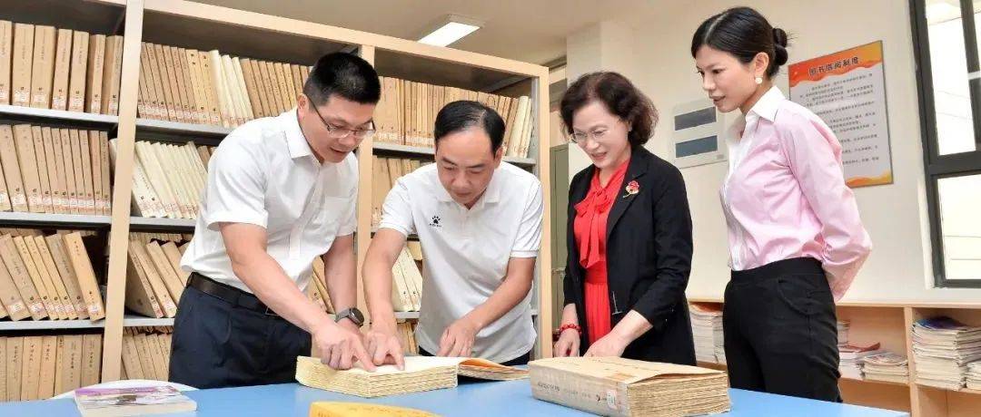 福建省民政厅领导到福州市盲校调研_工作_群体_带着