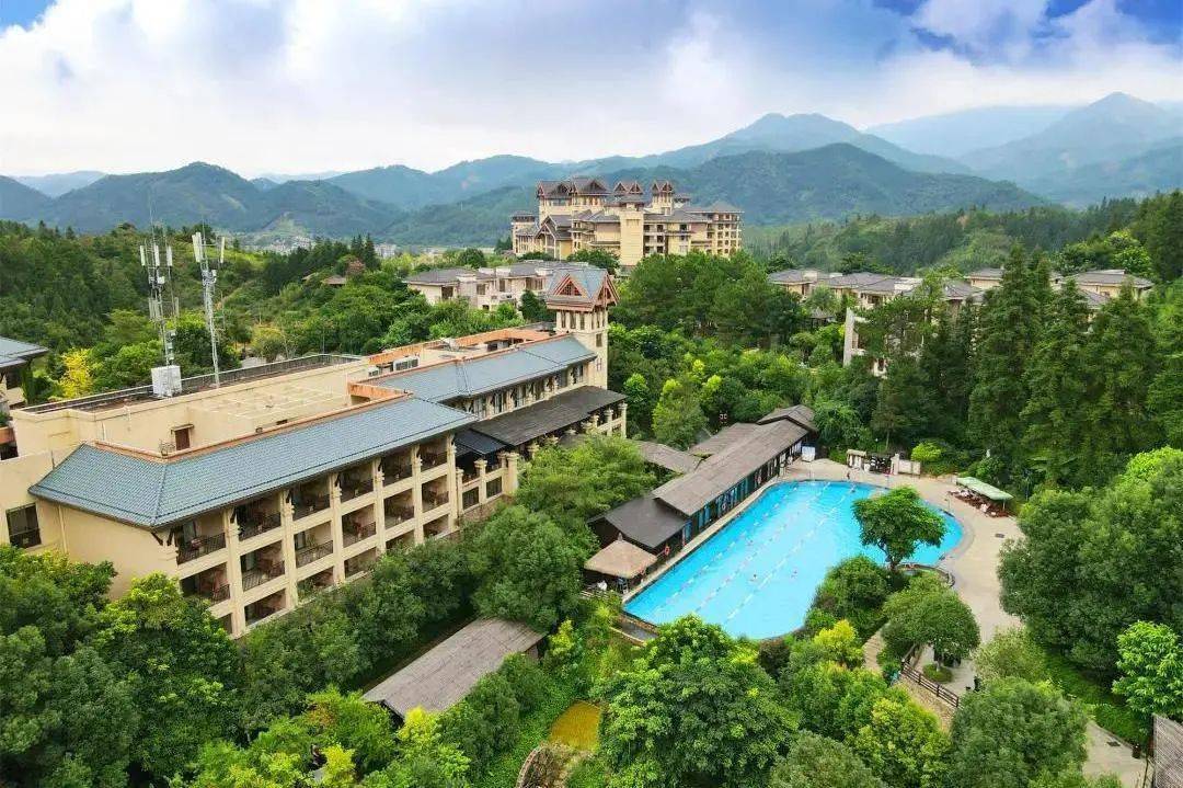 装修别具一格打造贺州最好的五星级度假酒店体验仙雾弥漫的天然温泉