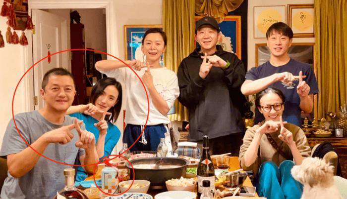 李亚鹏携娇妻一同为饶晓志庆祝,夫妻二人太般配,收获另一种幸福_妻子