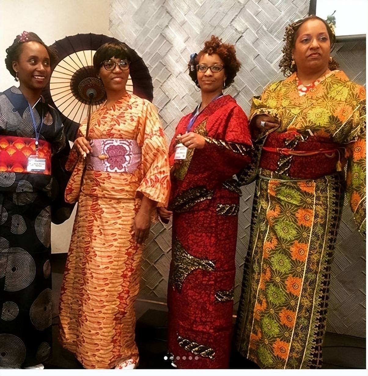 试穿和服的非洲女性一个黑人旅游博主调侃道:"日本人很有礼貌,从没有