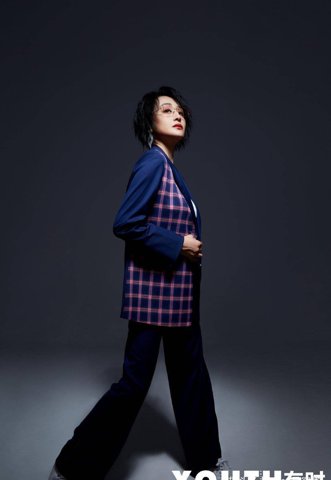 身上的单品由温柔的丝绒连衣裙换成西装外套,再用短发搭配眼镜让曹颖