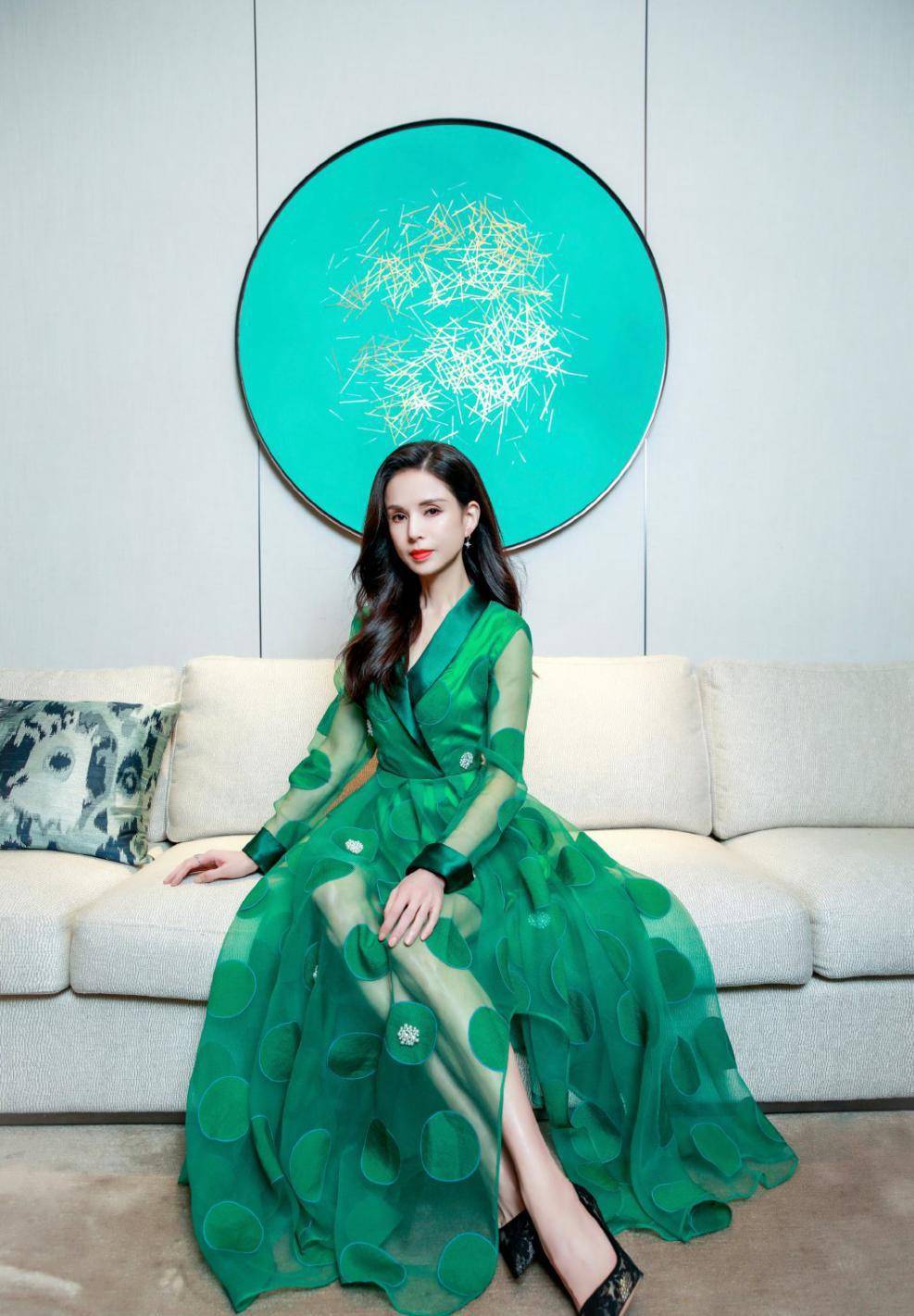 李若彤才是身材管理大师,54岁走秀气场太强,穿搭造型优雅又时尚_肌肉