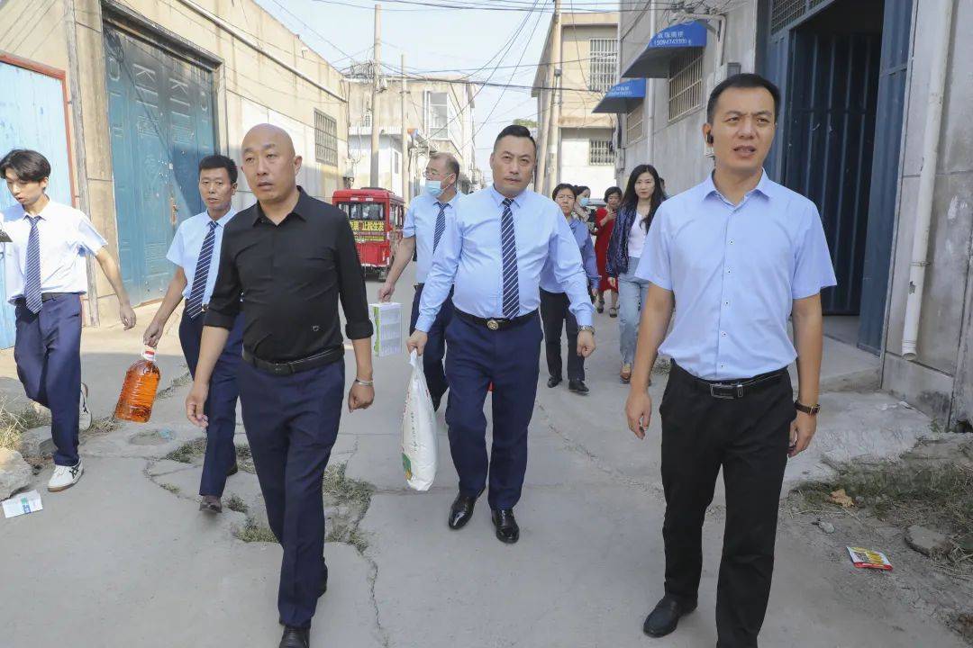 物流部部长周泽增以及市场部代表一行,在银雀山街道党工委副书记,政法