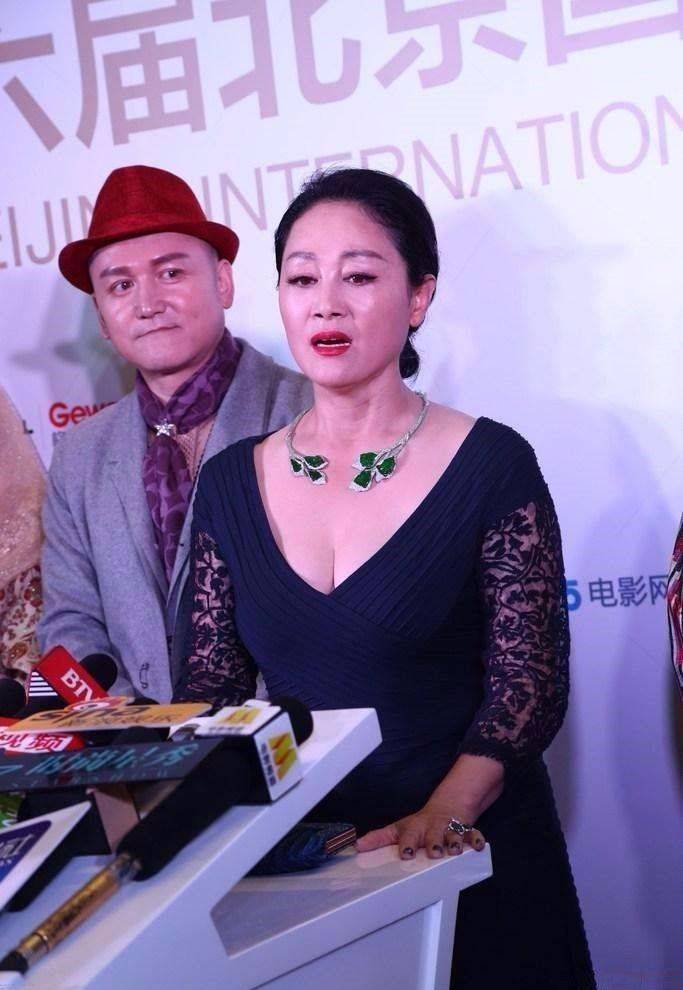 王姬穿红裙出席活动,老的很优雅大气,不修图反而美的真实!