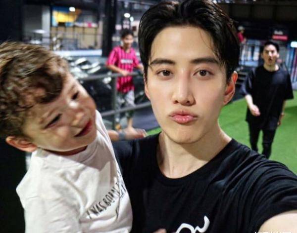 继争夺抚养权后,国外男星mike前女友被曝已生二胎,孩子生父仅19岁