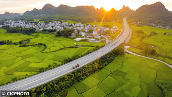 以上图片:2022年10月10日在广西柳州市柳江区穿山镇拍摄的稻田.