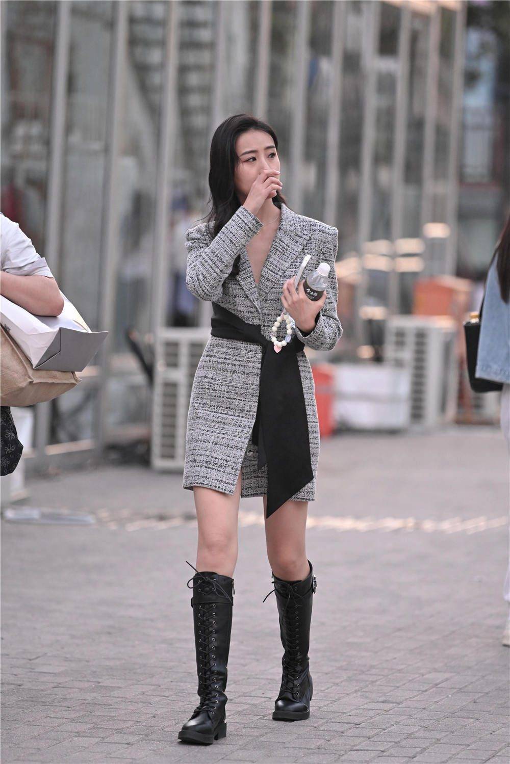 真正会穿的美女,秋天喜欢穿"过膝靴",简约时尚又显得很高级_靴子_风格