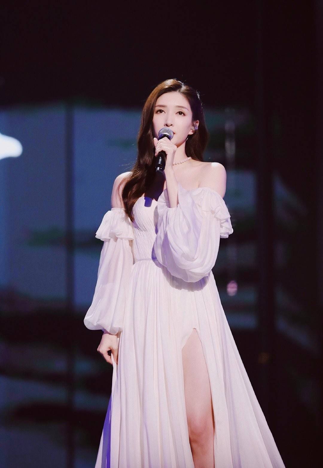 江疏影晒双十一舞台记录视频,从素颜到全妆,全程惊为天人_礼服_感觉