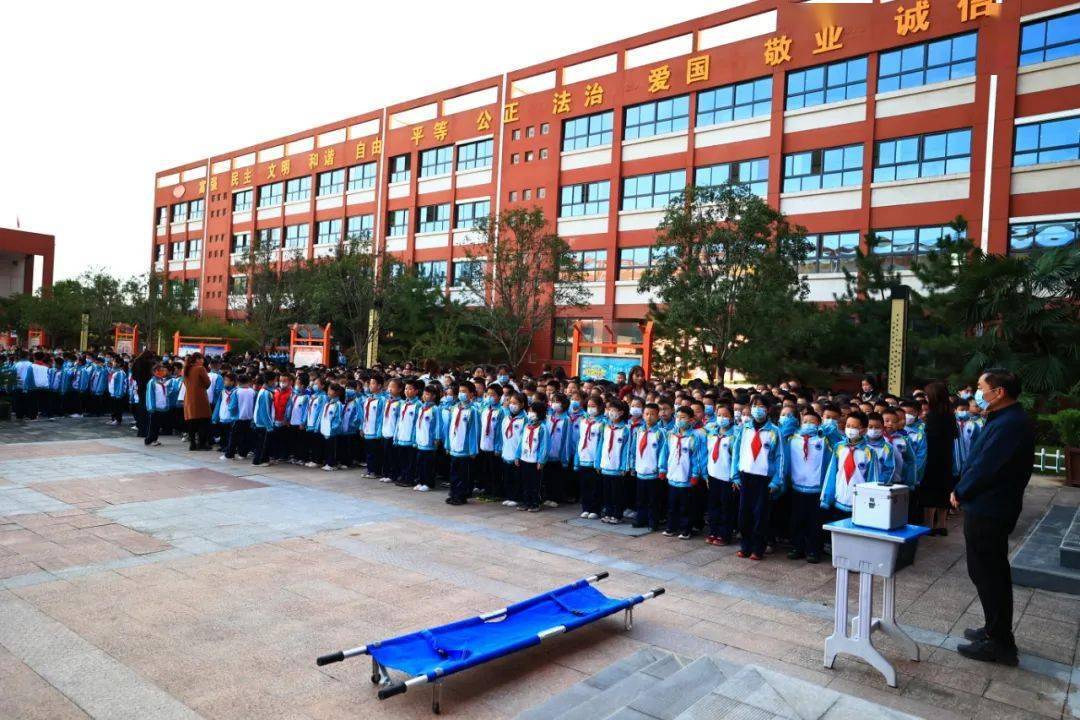 规范纪律意识 防范安全风险——渭城区文林学校举行上下楼防踩踏安全