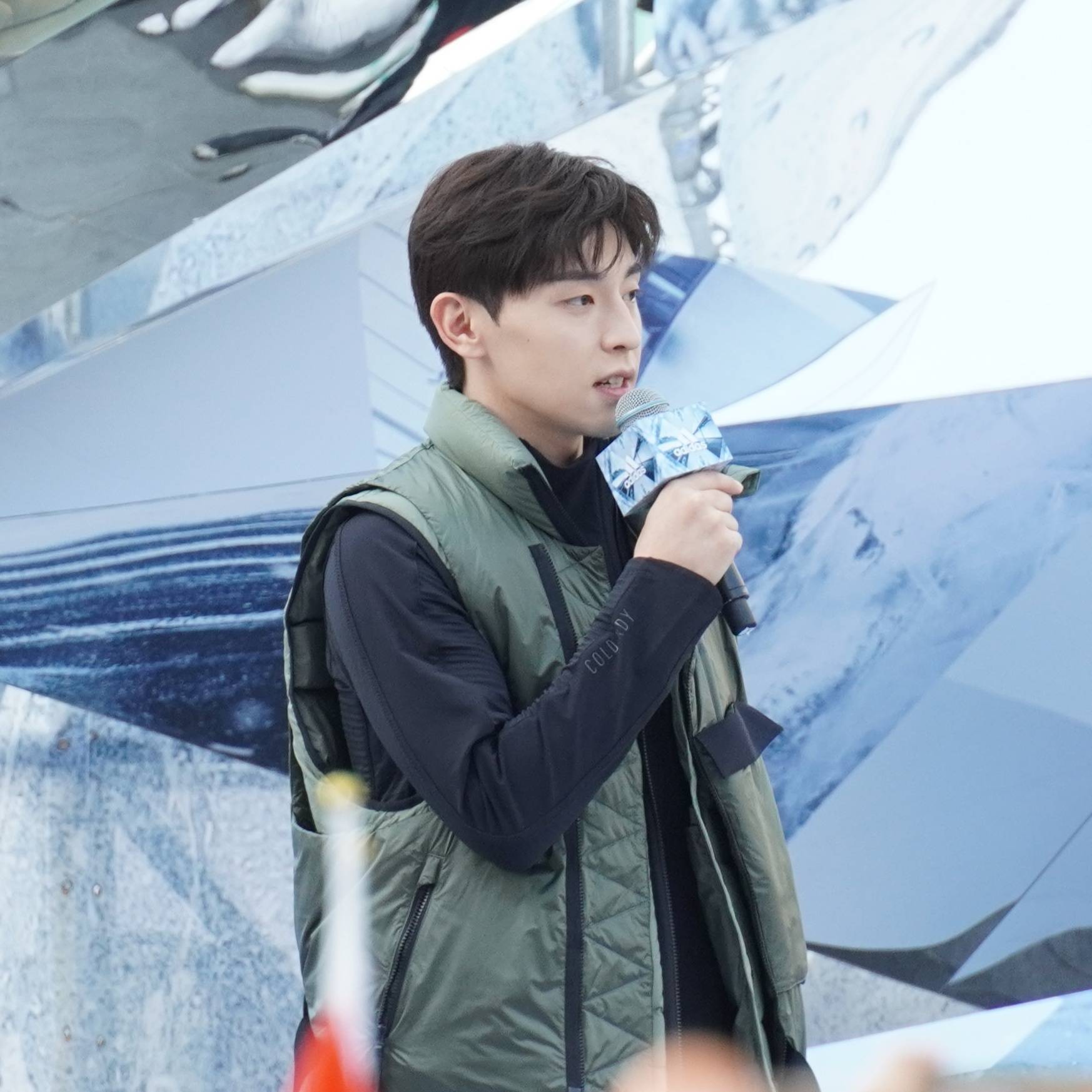 邓伦现身杭州活动,一身运动装出挑帅气,生图颜值又奶又温柔_造型_时尚